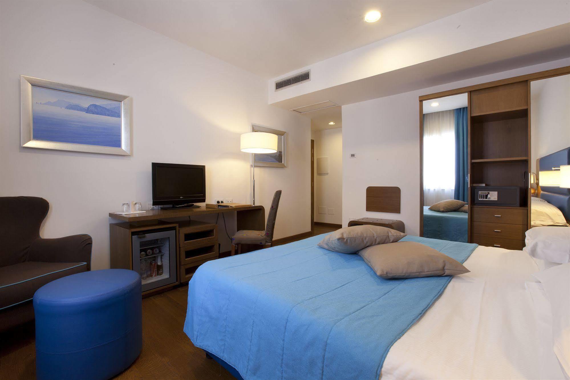 Hotel Plaza ซอร์เรนโต ภายนอก รูปภาพ