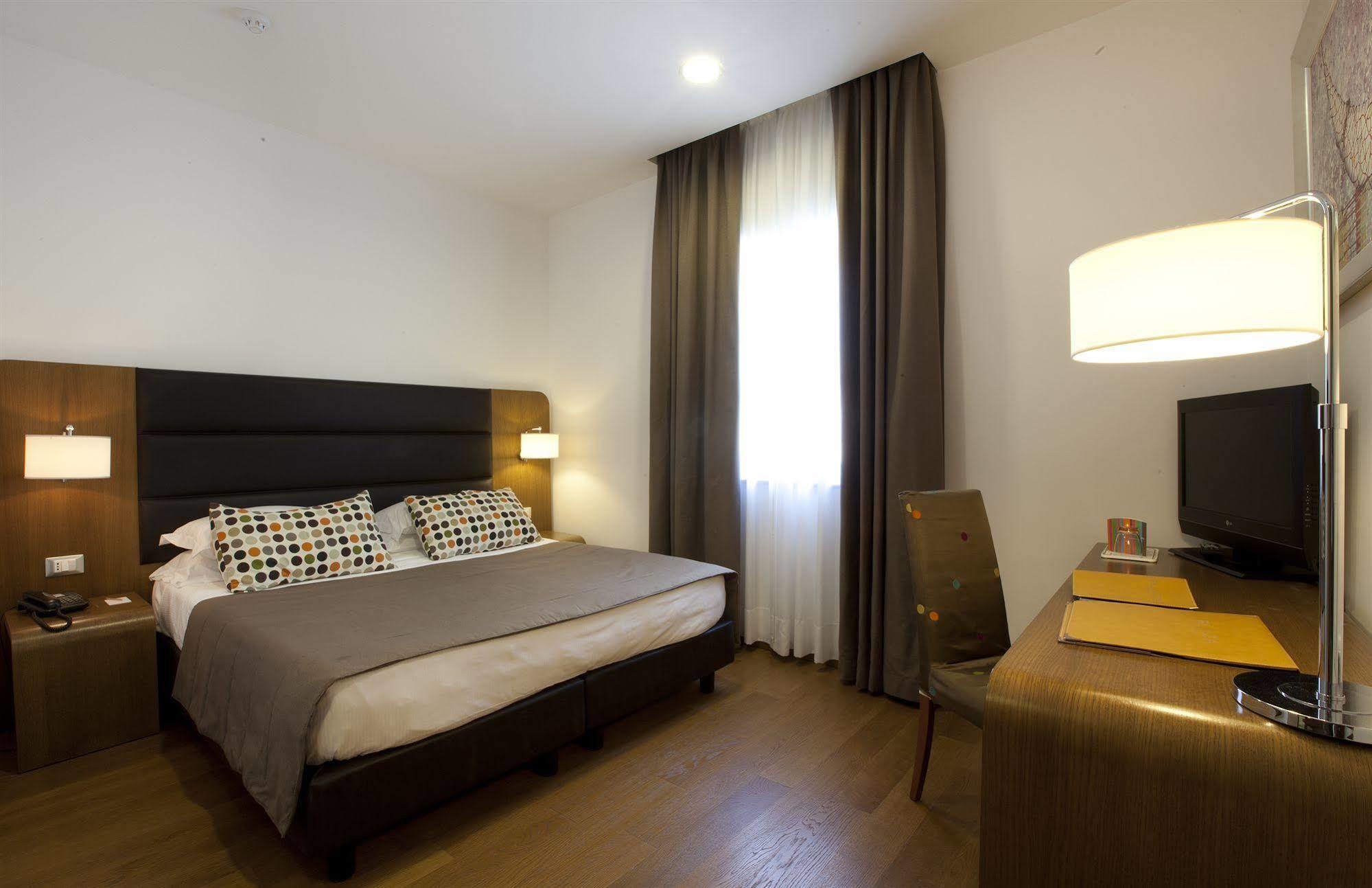 Hotel Plaza ซอร์เรนโต ภายนอก รูปภาพ