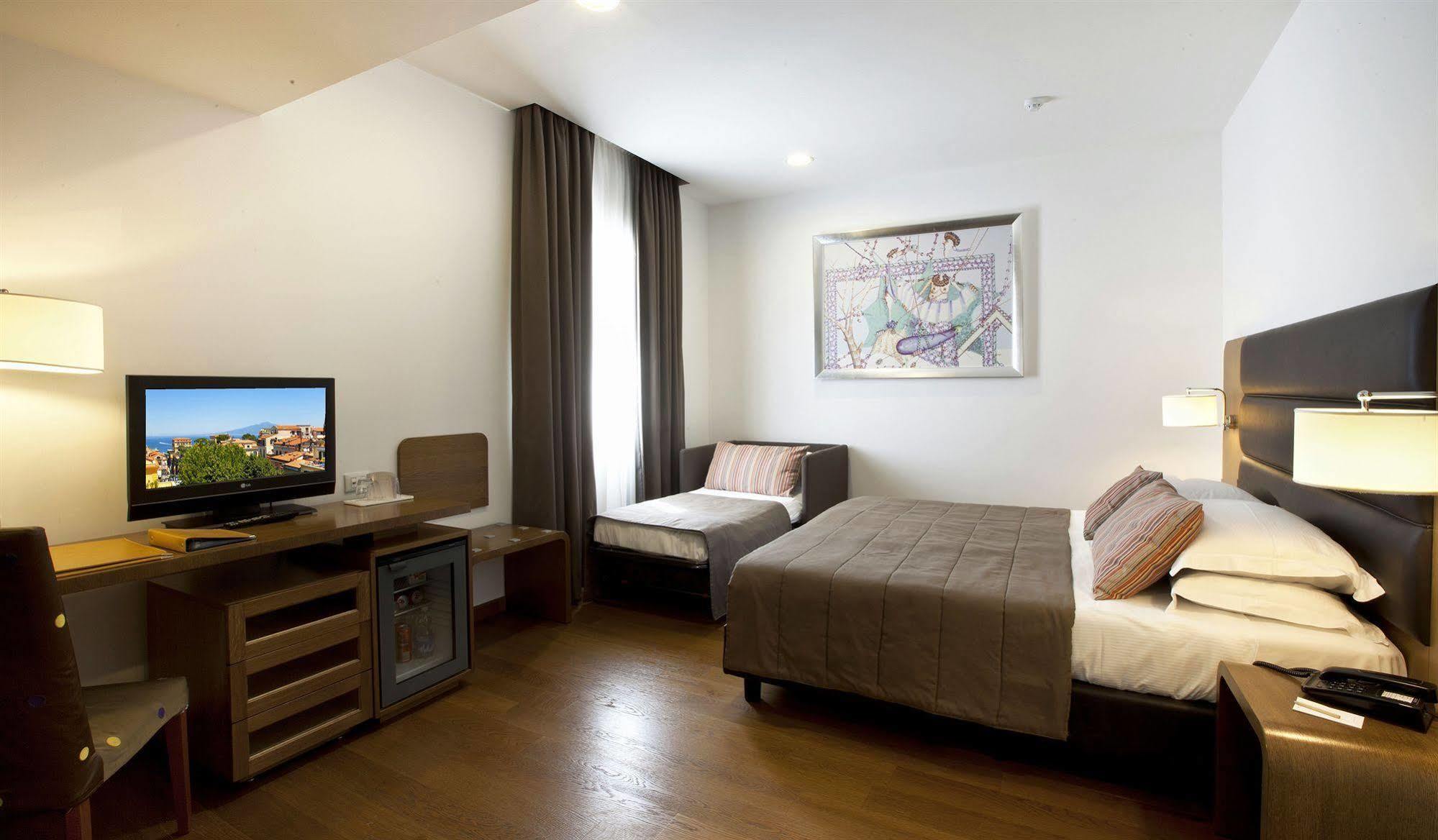 Hotel Plaza ซอร์เรนโต ภายนอก รูปภาพ