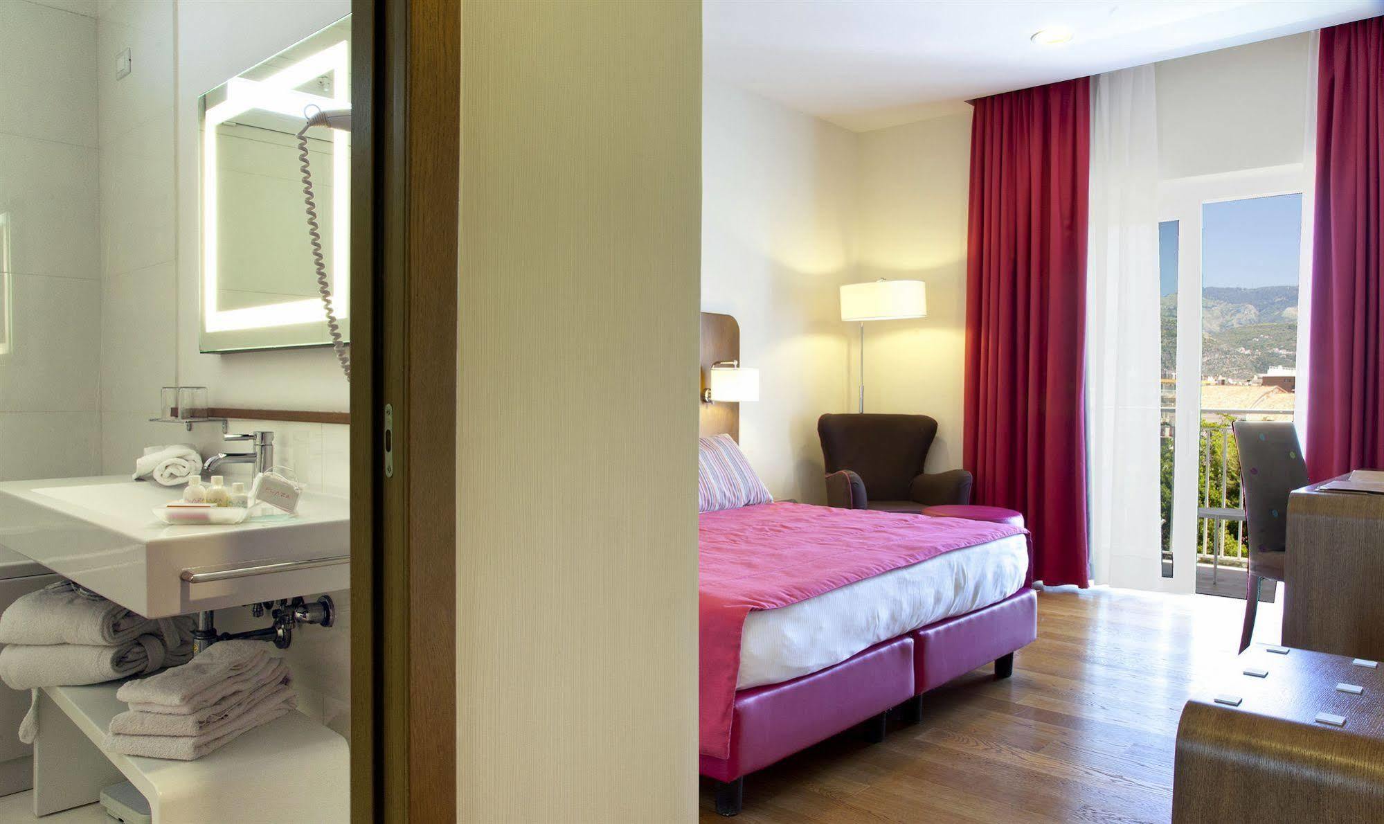 Hotel Plaza ซอร์เรนโต ภายนอก รูปภาพ