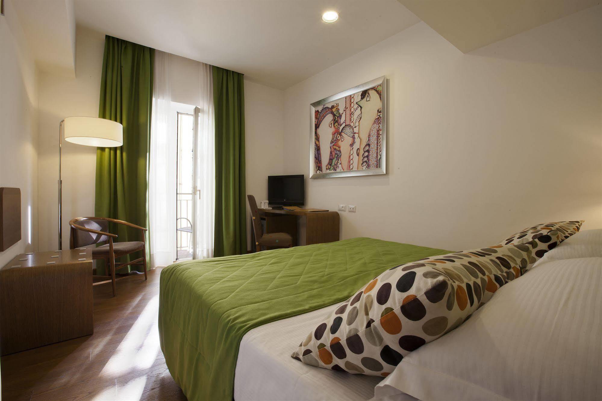 Hotel Plaza ซอร์เรนโต ภายนอก รูปภาพ
