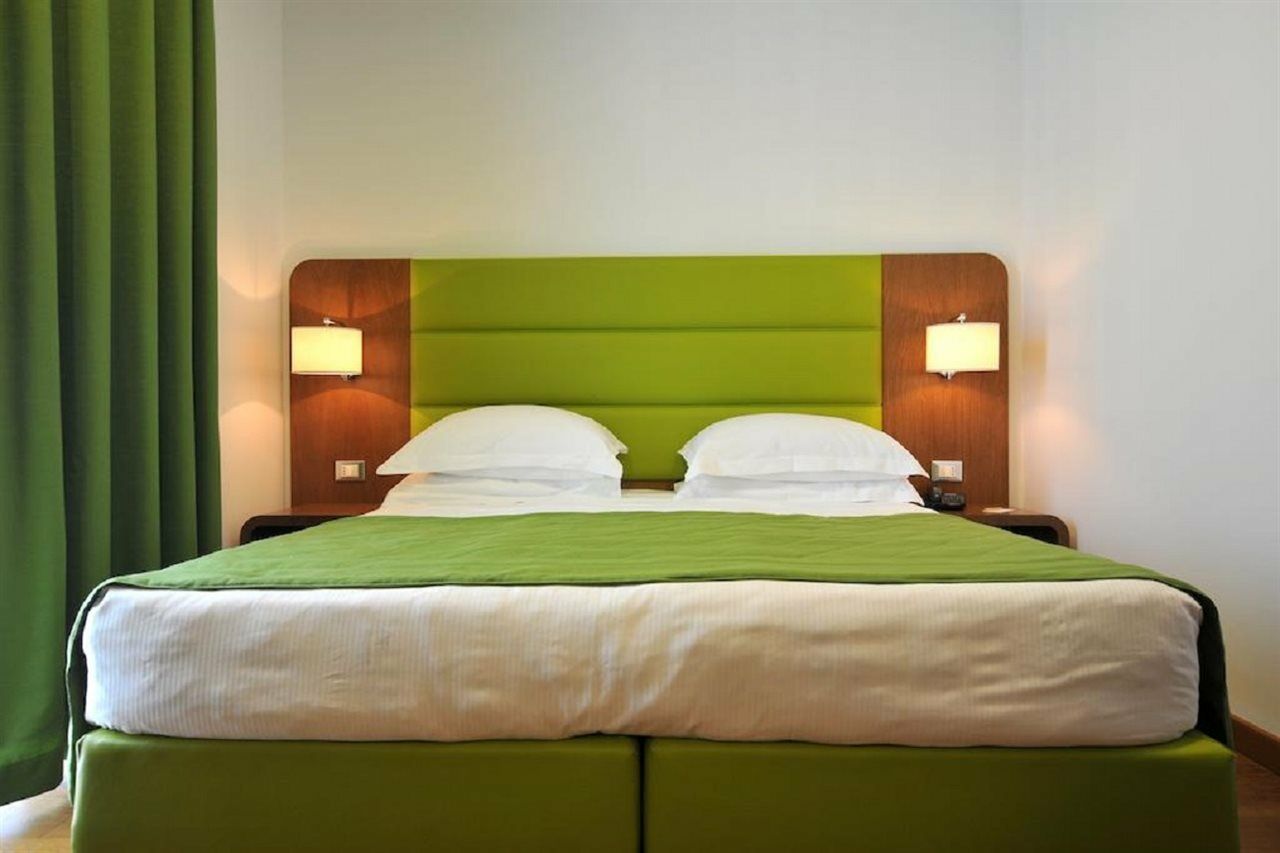 Hotel Plaza ซอร์เรนโต ภายนอก รูปภาพ